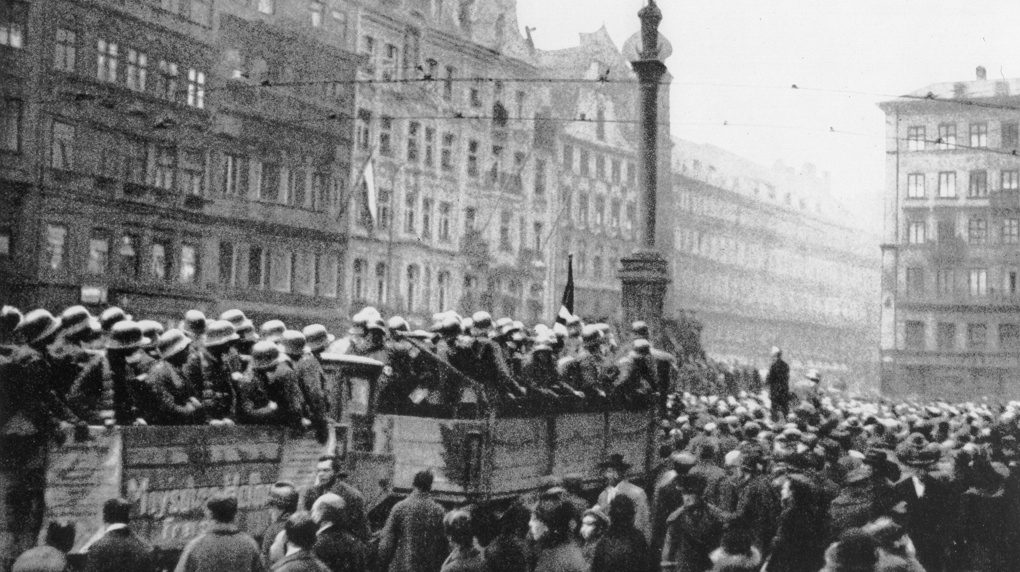 Putschisten auf dem Marienplatz in München, historisches Foto.
