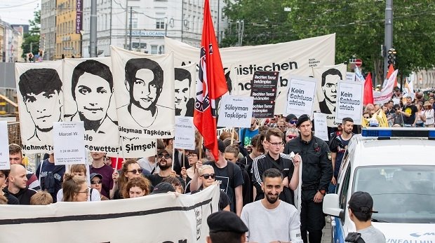 Menschen demonstrieren in Gedenken an Walter Lübcke in München am 22. Juni 2019.