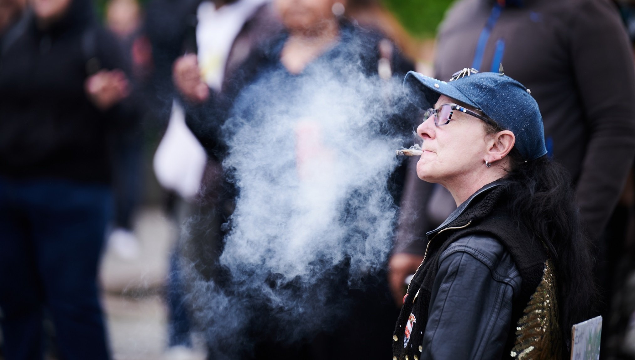 Ein Cannabis-Konsument raucht in Berlin während einer Demonstration einen Joint.