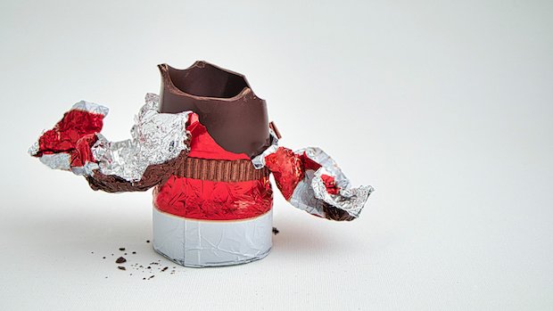 Halb gegessener Schokoladennikolaus in aufgerissener Verpackung