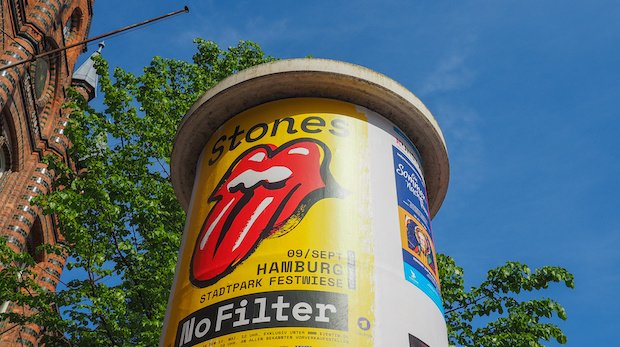 Eine Litfaßsäule mit Werbung für ein Rolling Stones Konzert in Hamburg
