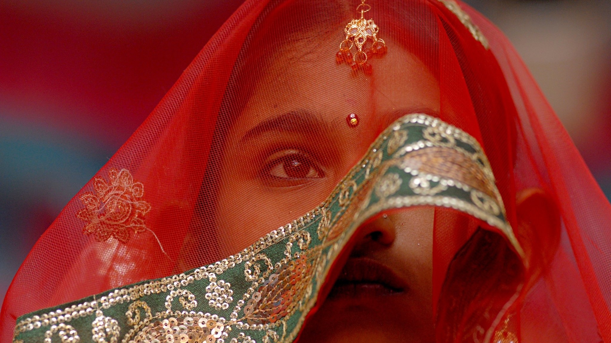 Eine junge Braut während einer Massenheirats- und Verlobungszeremonie in ihrem Dorf.