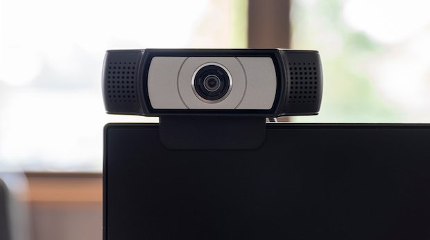 Eine Webcam an einem Monitor