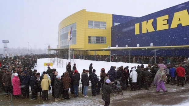 Nach Bekanntgabe des Rückzugs von IKEA aus Russland stehen dort tausende Menschen