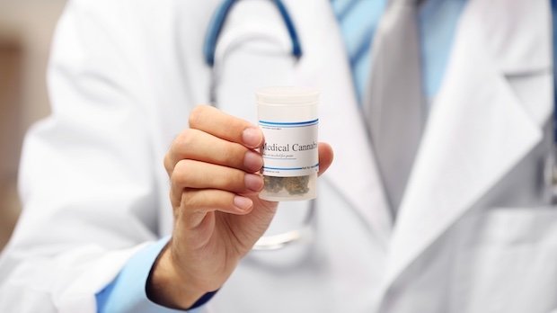 Arzt mit medizinischem Cannabis