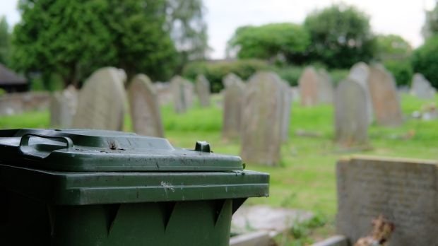 Mülltonne auf Friedhof (Symbol)