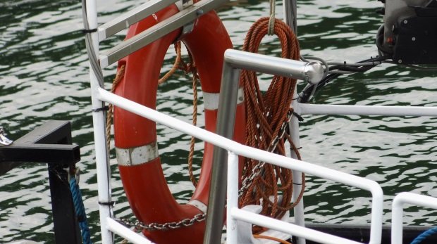 Rettungsring an einem Boot (Symbol)