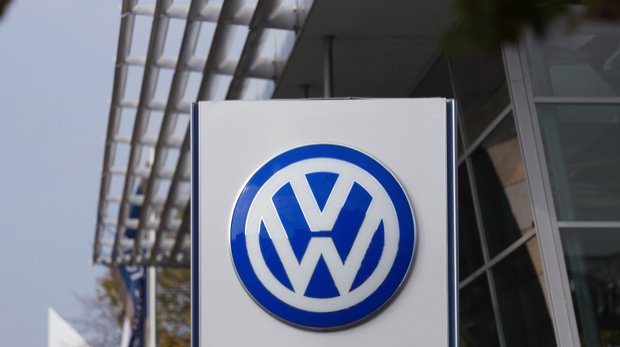 VW-Logo vor einer Niederlassung in Deutschland