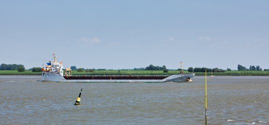 Frachtschiff auf Weser