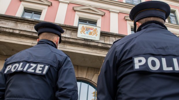 20.10.2020: Polizisten stehen vor dem Justizgebäude. Drei junge Männer müssen sich vor Gericht verantworten, weil sie an einer Auseinandersetzung mit tödlichem Ausgang in der Augsburger Innenstadt beteiligt waren.