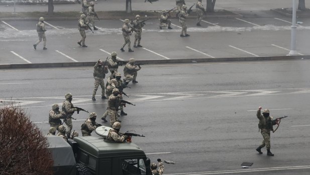 Sicherheitskräfte in Kasachstan sollen die Massenunruhen stoppen. Aufnahme vom 6. Januar 2022.