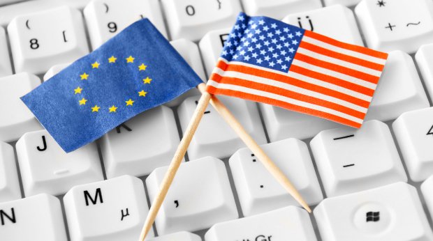 Flaggen der USA und der EU auf einer Tastatur