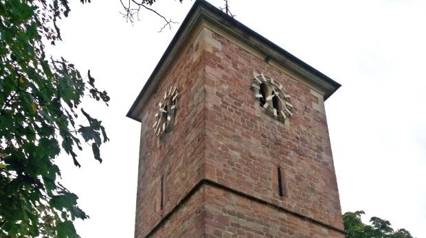Kirchturm der Prot. Kirche in Herxheim am Berg