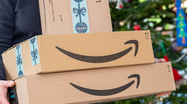 Amazon-Pakete vor Weihnachtsbaum