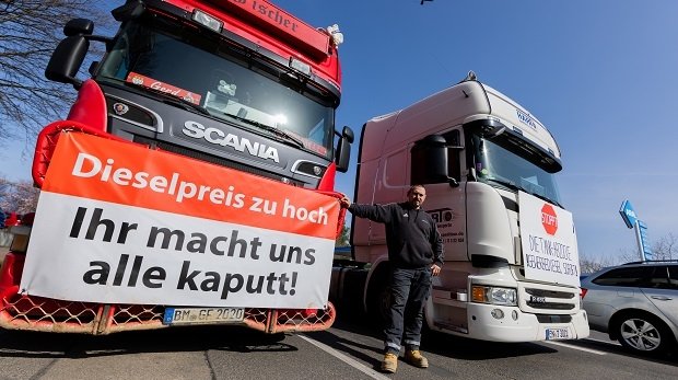 Organisator Gerd Fischer, Spediteur und LKW-Fahrer, versammelt sich mit anderen zu einer Demonstration gegen die aktuellen Kraftstoffpreise.