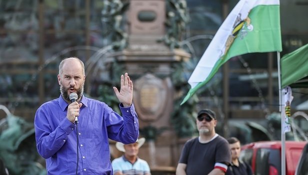 Karl Martin Kohlmann, Vorsitzender der rechtsextremen Kleinpartei Freie Sachsen, spricht auf einer Demonstration gegen die Energie- und Sozialpolitik der Bundesregierung auf dem Augustusplatz.