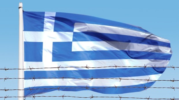 Griechische Flagge vor Stacheldraht
