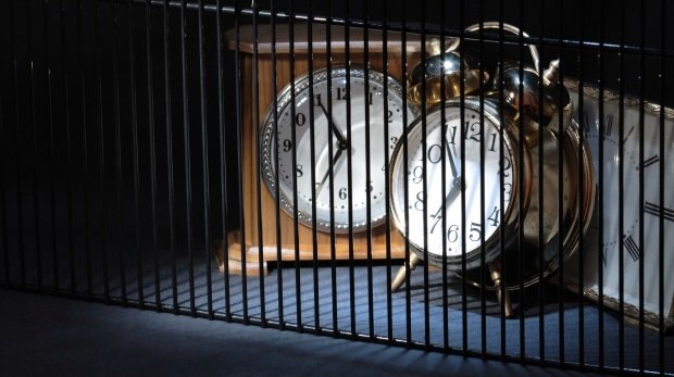 Gefängnisgitter und Uhren