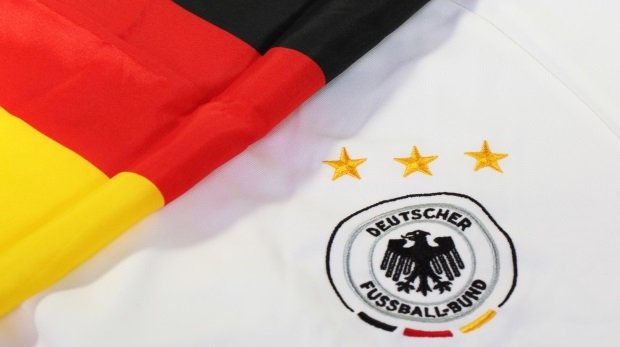 DFB-Logo und Deutschlandfahne