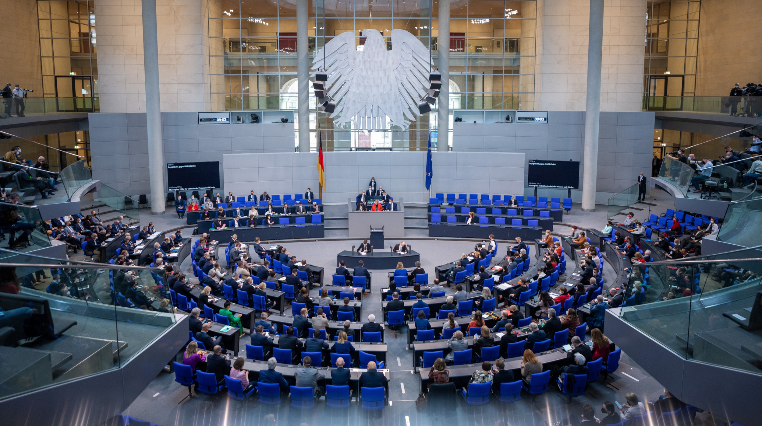 Die Abgeordneten verfolgen die Debatte im Plenum im Bundestag. Am Rednerpult steht Tino Sorge (CDU), gesundheitspolitischer Sprecher der Unionsfraktion