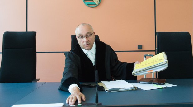 Der Richter Jens Maier sitzt am 10.6.2016 vor Beginn einer mündlichen Verhandlung im Landgericht in Dresden (Sachsen) auf seinem Platz.