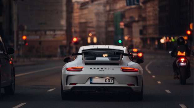 Ein Porsche 911 Turbo von hinten, unterwegs im Straßenverkehr (Symbolbild)