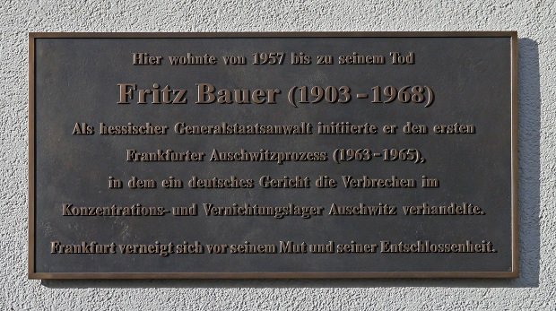 Gedanktafel am ehemaligem Wohnsitz Fritz Bauer