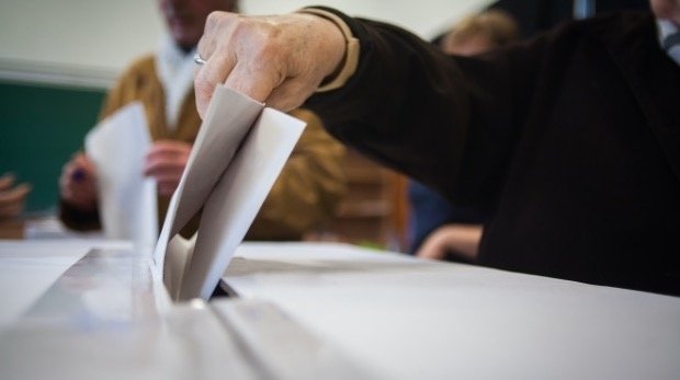 Stimmzettelabgabe am Wahltag