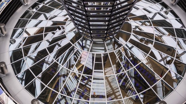 Blick von der Kuppel im Reichstagsgebäude in den Plenarsaal