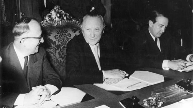 Von links nach rechts: Staatssekretär Hallstein, Bundeskanzler Adenauer und Botschafter Blankenhorn während einer Konferenz in Paris