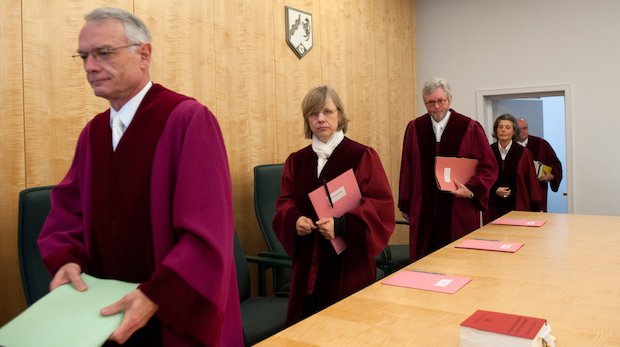 Professor Dauner-Lieb zieht mit den anderen Richerinnen und Richtern des Verfassungsgerichtshof ein