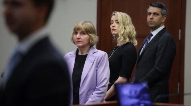 Amber Heard mit ihrer Anwältin Elaine Bredehoft und ihrem Anwalt Benjamin Rottenborn bei der Urteilsverkündung in Fairfax, Virginia, USA am 1.6.2022