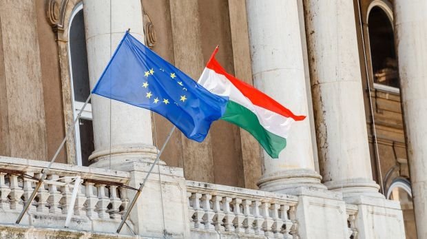 Flaggen der EU und Ungarn