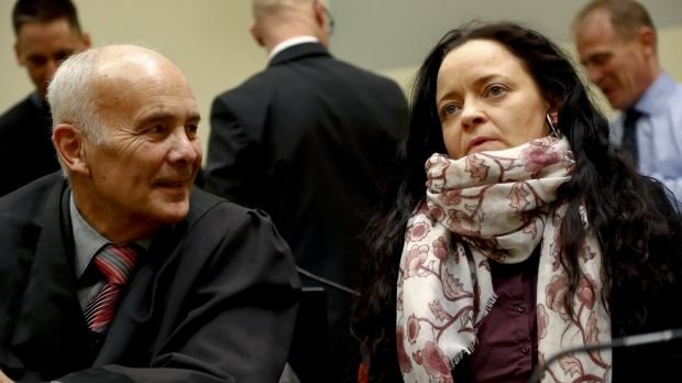 Die Angeklagte Beate Zschäpe sitzt neben ihrem Anwalt Hermann Borchert im Gerichtssaal im Oberlandesgericht