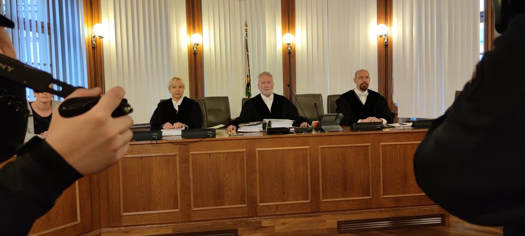 Souveräne Verhandlungsführung: Der Vorsitzende Richter Harr (Mitte), Beisitzerin Seidel, Beisitzer Gaitzsch, Bild: Linda Pfleger, LTO