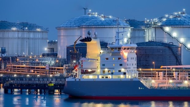 LNG-Terminal und Tanker im Hafen von Rotterdam