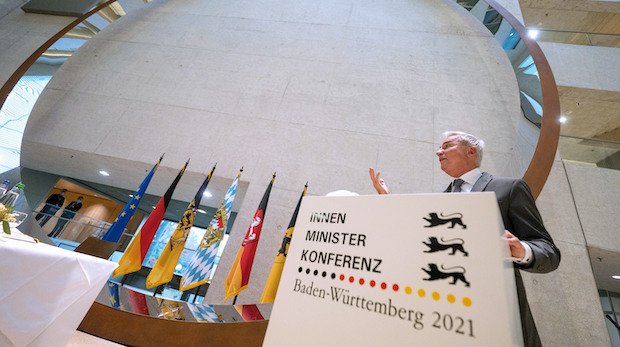 Thomas Strobl (CDU), Innenminister von Baden-Württemberg, spricht im Innenministerium von Baden-Württtemberg während der Herbstkonferenz der Innenminister und -senatoren der Bundesländer.