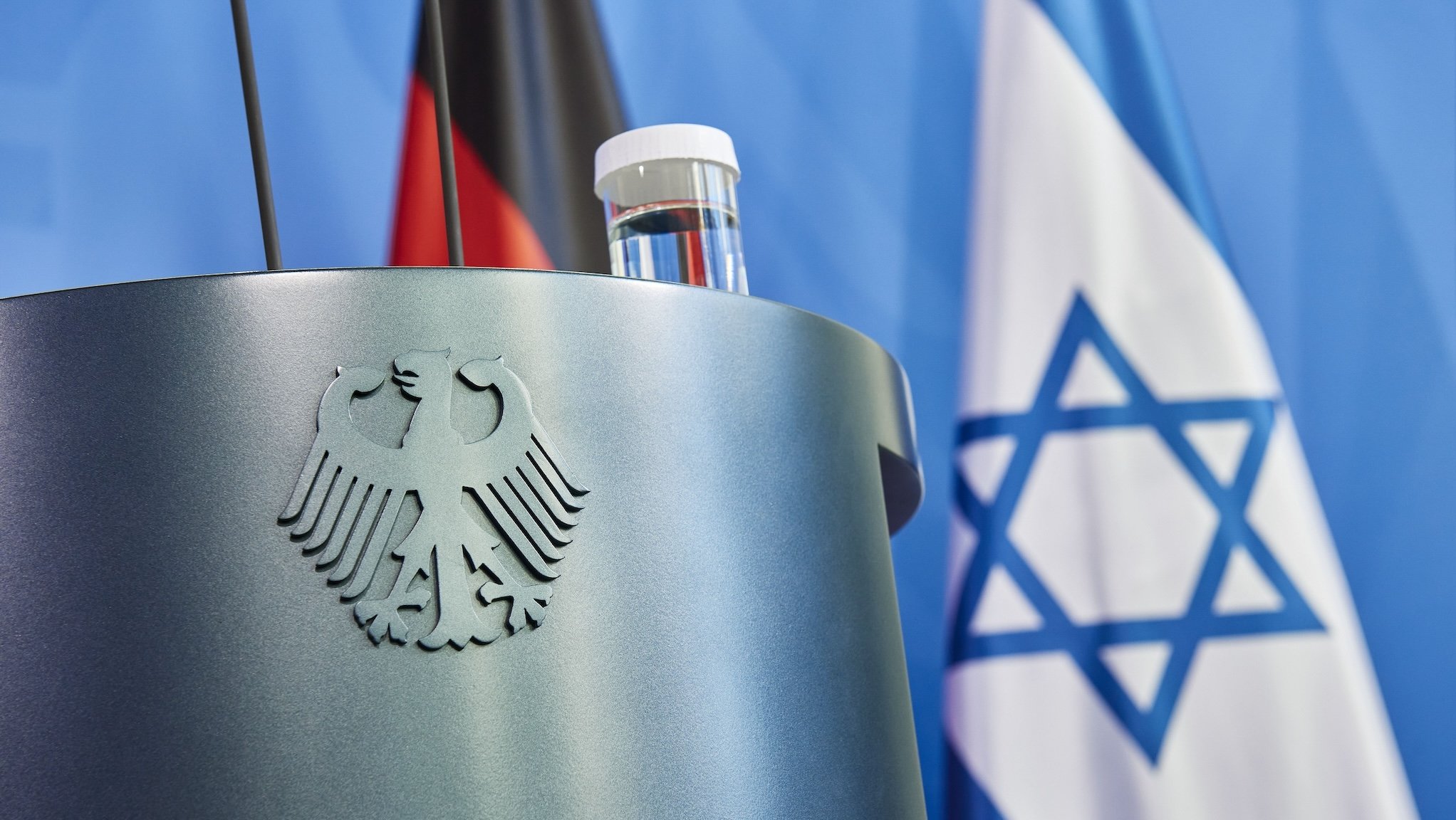 Rednerpult mit Bundesadler und Israel-Flagge auf der Pressekonferenz von Scholz und Netanjahu im März 2023