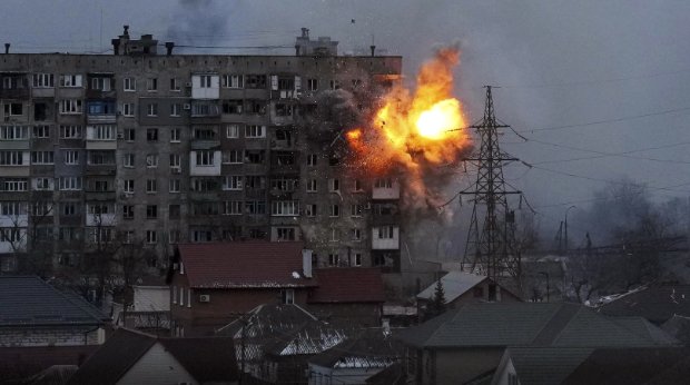 Eine Explosion in einem Wohnhaus in Mariupol, 11.3.2022.