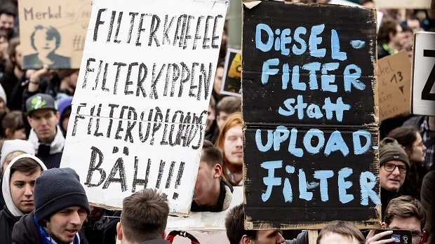 Teilnehmende auf einer Demo des Bündnisses "Berlin gegen 13" am 2.3.2019.