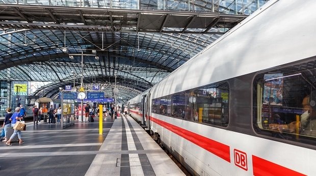 ICE der Deutschen Bahn im Berliner Hauptbahnhof.