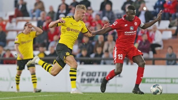 Moussa Niakhate (1. FSV Mainz 05, 19) stoppt Erling Haaland (Borussia Dortmund , 17) bei einem Testspiel