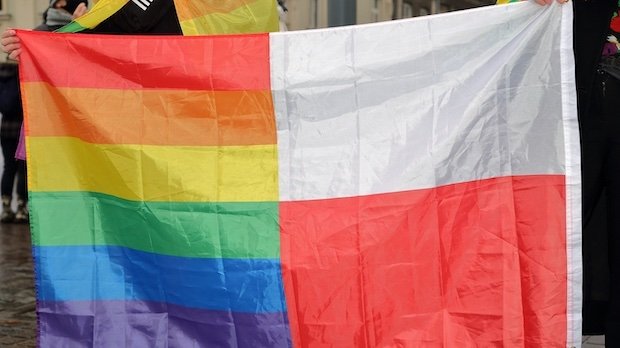 Regenbogen und polnische Flagge