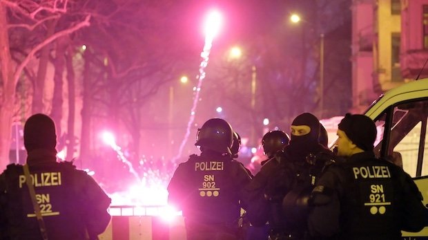 Polizisten stehen am 01.01.2018 in Leipzig (Sachsen) an einer Straße im Stadtteil Connewitz.