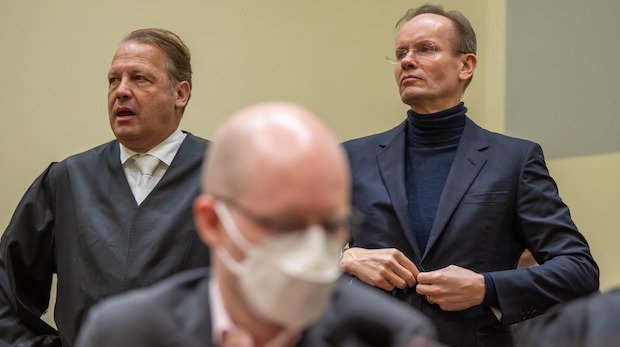 Markus Braun (r.) mit Rechtsanwalt Alfred Dierlamm und Oliver Bellenhaus im Gerichtssaal