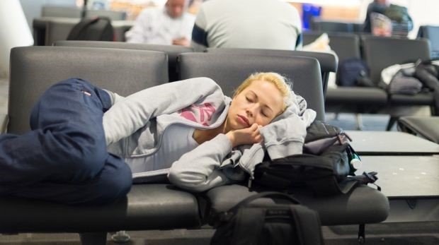Schlafende Frau am Flughafen (Symbolbild)