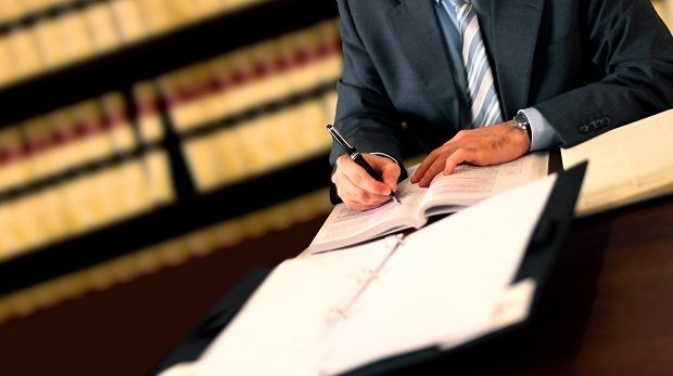 Mit wem dürfen sich Rechtsanwälte bald zusammenschließen?