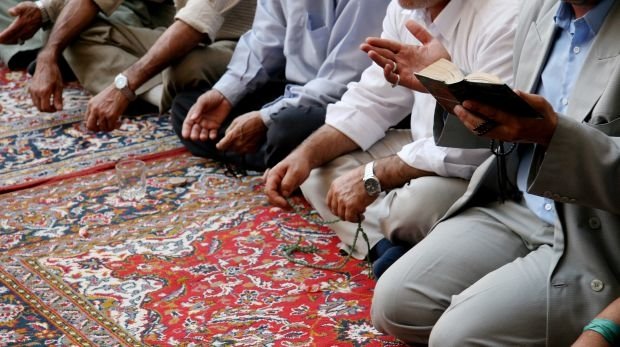 Männer beten in einer Moschee (Symbol)