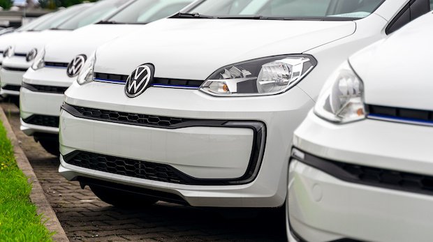 Weiße Autos mit VW-Emblem