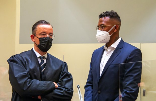 Der Fußball-Profi und ehemalige Nationalspieler Jerome Boateng (r) steht zu Beginn des Prozesses gegen ihn im Amtsgericht München mit seinen Anwalt Kai Walden zusammen. Gegen Boateng wird wegen des Vorwurfs der Körperverletzung verhandelt